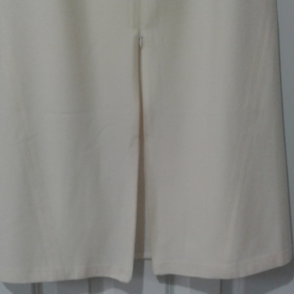 Light weight wool skirt. NWT - Picture 3 of 3